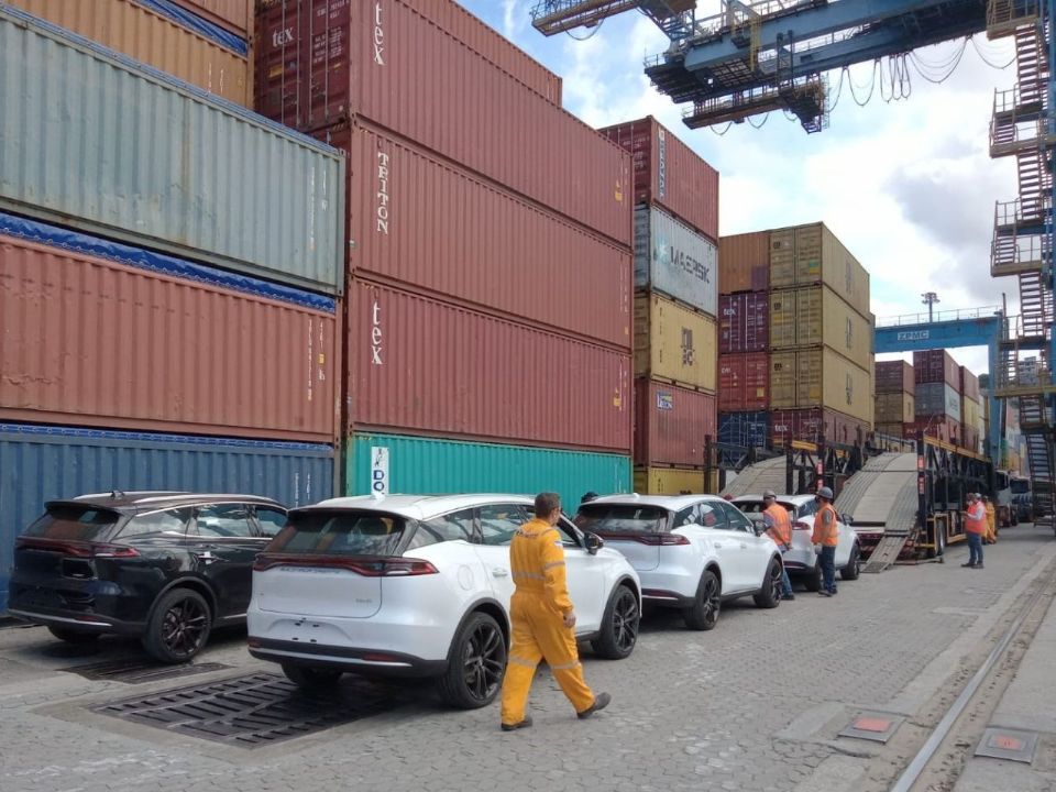 BYD Tan desembarca em porto brasileiro